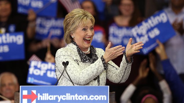 Hillary Clinton s'adresse à ses partisans après l'annonce de sa victoire en Caroline du Sud. Hillary Clinton s'adresse à ses partisans après l'annonce de sa victoire en Caroline du Sud.