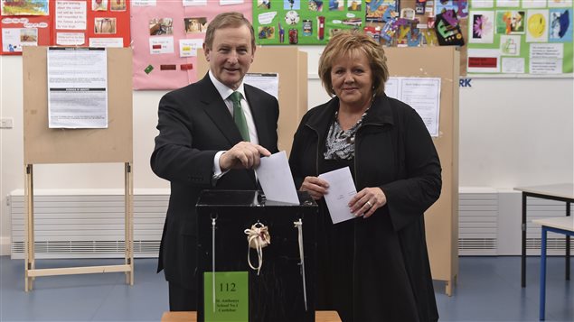 Le premier ministre sortant de l'Irlande, Enda Kelly, vote lors des élections du 26 février 2016, en compagnie de sa femme. Le premier ministre sortant de l'Irlande, Enda Kelly, vote lors des élections du 26 février 2016, en compagnie de sa femme.