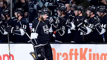 Dwight King est félicité par ses coéquipiers après avoir compté un but Dwight King est félicité par ses coéquipiers après avoir compté un but