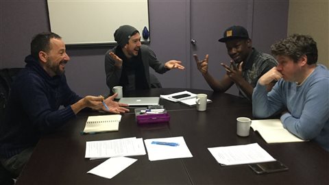 Joey Lespérance (gauche), Pierre-Bruno Rivard (centre) et deux autres participants à l'atelier d'écriture Juste pour rire à Vancouver. Joey Lespérance (gauche), Pierre-Bruno Rivard (centre) et deux autres participants à l'atelier d'écriture Juste pour rire à Vancouver.