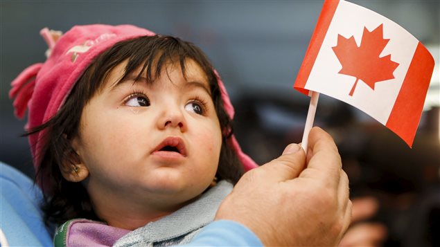 Une jeune réfugiée syrienne à son arrivée à Toronto, le 18 décembre dernier. Une jeune réfugiée syrienne à son arrivée à Toronto, le 18 décembre dernier.