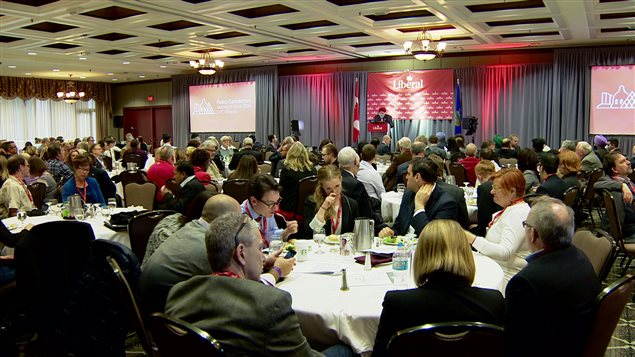 Les délégués se rassemblent au congrès politique du Parti libéral du Canada en Alberta, le 27 février 2016, à l'hôtel Sutton Place, à Edmonton. Les délégués se rassemblent au congrès politique du Parti libéral du Canada en Alberta, le 27 février 2016, à l'hôtel Sutton Place, à Edmonton.