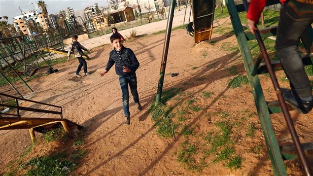Des enfants syriens jouent au parc à Douma, un quartier contrôlé par les rebelles à Damas, le premier jour de la trêve. (27 février 2016) Des enfants syriens jouent au parc à Douma, un quartier contrôlé par les rebelles à Damas, le premier jour de la trêve. (27 février 2016)
