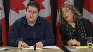 Le président national du STTP, Mike Palecek, et Naomi Klein, en conférence de presse, lundi. Le président national du STTP, Mike Palecek, et Naomi Klein, en conférence de presse, lundi.