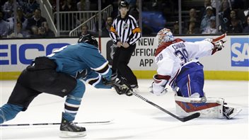 Mike Condon effectue un arrêt contre Patrick Marleau. Mike Condon effectue un arrêt contre Patrick Marleau.