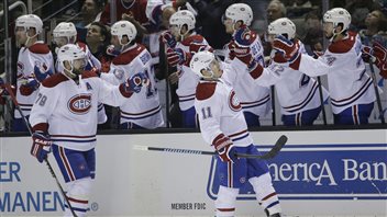 Brendan Gallagher et Andrei Markov célèbrent un but au banc de leur équipe en première période. Brendan Gallagher et Andrei Markov célèbrent un but au banc de leur équipe en première période.
