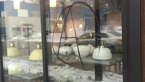 Le « A » anarchiste a été peint sur la vitrine de la boutique Lavoie Luminaire. Le « A » anarchiste a été peint sur la vitrine de la boutique Lavoie Luminaire.
