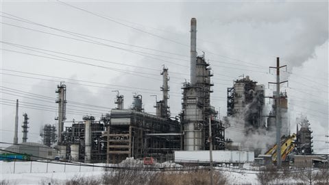Une raffinerie de la compagnie Irving au Nouveau-Brunswick. Une raffinerie de la compagnie Irving au Nouveau-Brunswick.