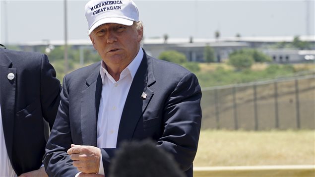 Donald Trump, à la frontière entre les États-Unis et le Mexique, à Laredo, au Texas, où il dit vouloir ériger un mur pour freiner l'immigration illégale et le trafic de drogue (23 juillet 2015). Donald Trump, à la frontière entre les États-Unis et le Mexique, à Laredo, au Texas, où il dit vouloir ériger un mur pour freiner l'immigration illégale et le trafic de drogue (23 juillet 2015).