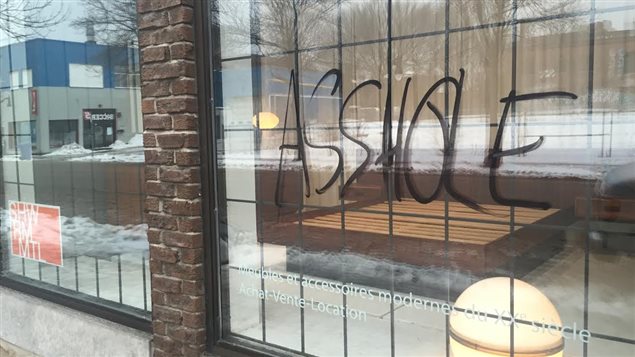 Des vandales ont laissé libre cours à leur imagination dans la vitrine de la boutique Showroom Montreal. Des vandales ont laissé libre cours à leur imagination dans la vitrine de la boutique Showroom Montreal.