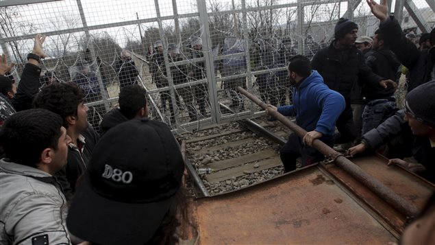 Les gaz lacrymogènes ont été utilisés après que des migrants eurent tenté de forcer le passage. Les gaz lacrymogènes ont été utilisés après que des migrants eurent tenté de forcer le passage.