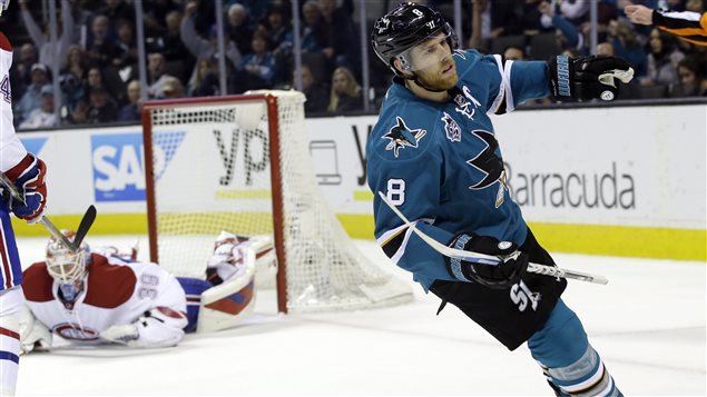 Joe Pavelski déjoue Mike Condon en première période. Joe Pavelski déjoue Mike Condon en première période.