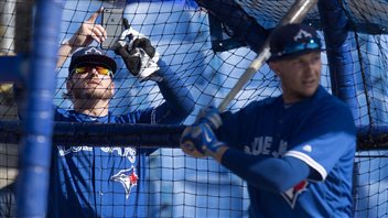 Josh Donaldson (derrière la cage des frappeurs) et Troy Tulowitzki (au bâton) au camp des Blue Jays à Dunedin en Floride Josh Donaldson (derrière la cage des frappeurs) et Troy Tulowitzki (au bâton) au camp des Blue Jays à Dunedin en Floride