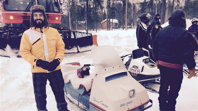 Tommy Millette et la première motoneige qu'il a conduite, celle de son grand-père, un modèle OMC Snow Cruiser datant de 1968 Tommy Millette et la première motoneige qu'il a conduite, celle de son grand-père, un modèle OMC Snow Cruiser datant de 1968