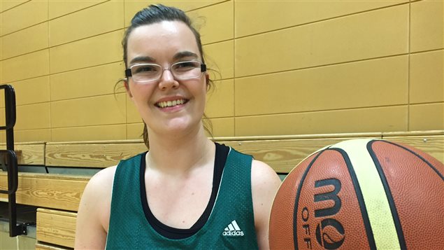 Kailey Baum à sa pratique de basketball en fauteuil roulant. Kailey Baum à sa pratique de basketball en fauteuil roulant.