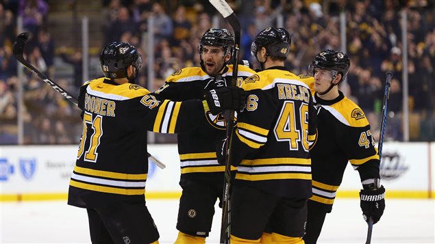 Patrice Bergeron est félicité pour son 230e but avec les Bruins Patrice Bergeron est félicité pour son 230e but avec les Bruins
