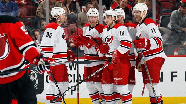 Joakim Nordstrom (#42) a marqué le but gagnant des Hurricanes Joakim Nordstrom (#42) a marqué le but gagnant des Hurricanes
