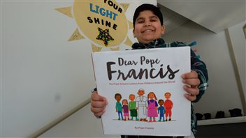 Le pape François a répondu à une question de Ryan, un élève de l'école St. Ignatius, à Winnipeg, dans son nouveau livre. Le pape François a répondu à une question de Ryan, un élève de l'école St. Ignatius, à Winnipeg, dans son nouveau livre.