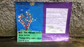Lola est ses amies ont fabriqué cette affiche pour leur campagne. Lola est ses amies ont fabriqué cette affiche pour leur campagne.