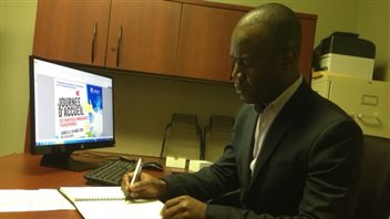 Le gestionnaire au programme d'immigration francophone de la FFCB, Germain Tanoh, prépare la journée d'accueil des nouveaux arrivants francophones en C.-B. Le gestionnaire au programme d'immigration francophone de la FFCB, Germain Tanoh, prépare la journée d'accueil des nouveaux arrivants francophones en C.-B.
