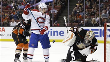 Brendan Gallagher tente de faire dévier un tir derrière John Gibson en première période. Brendan Gallagher tente de faire dévier un tir derrière John Gibson en première période.