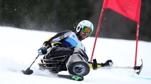 Kurt Oatway est l’un des meilleurs skieurs en fauteuil-ski au monde. Kurt Oatway est l’un des meilleurs skieurs en fauteuil-ski au monde.