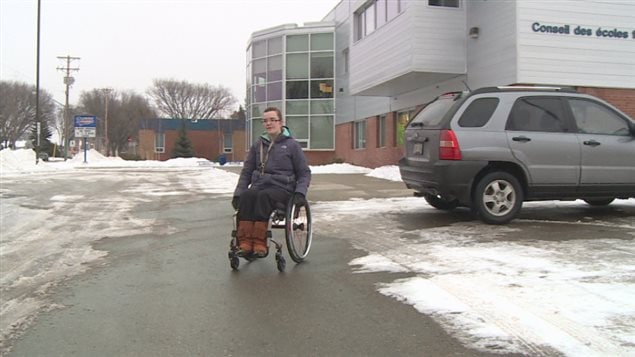 Kailey Baum arrive pour son entraînement de basketball en fauteuil roulant. Kailey Baum arrive pour son entraînement de basketball en fauteuil roulant.