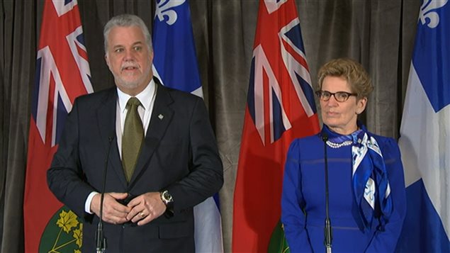 Philippe Couillard et Kathleen Wynne, en conférence de presse mercredi avant-midi. Philippe Couillard et Kathleen Wynne, en conférence de presse mercredi avant-midi.