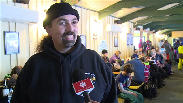 Luc Lemoine explique qu'il est relativement abordable d'équiper une personne aveugle pour faire du ski alpin. Luc Lemoine explique qu'il est relativement abordable d'équiper une personne aveugle pour faire du ski alpin.