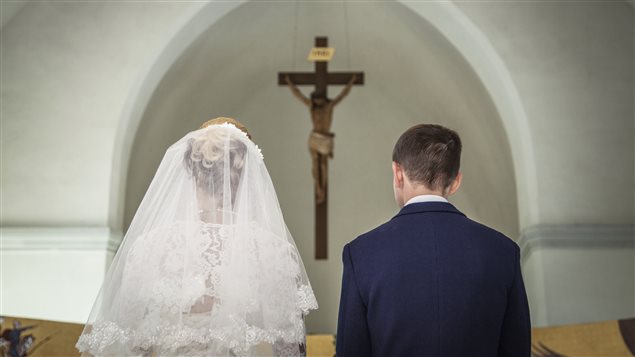 Un couple se marie à l'église Un couple se marie à l'église