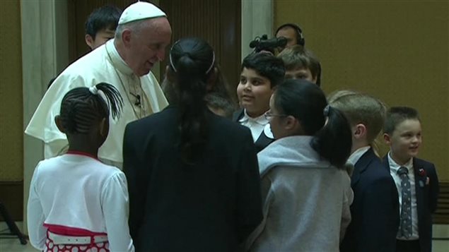 Le jeune Winnipégois Ryan (centre) en audience avec le pape François, au Vatican Le jeune Winnipégois Ryan (centre) en audience avec le pape François, au Vatican