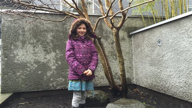 Lola devant l'arbre qu'elle veut sauver Lola devant l'arbre qu'elle veut sauver