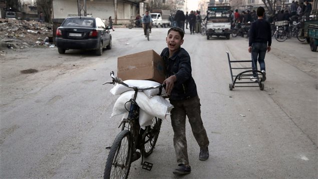 Un garçon transporte des sacs transportant notamment du riz à Kafr Batna, mardi. Un garçon transporte des sacs transportant notamment du riz à Kafr Batna, mardi.