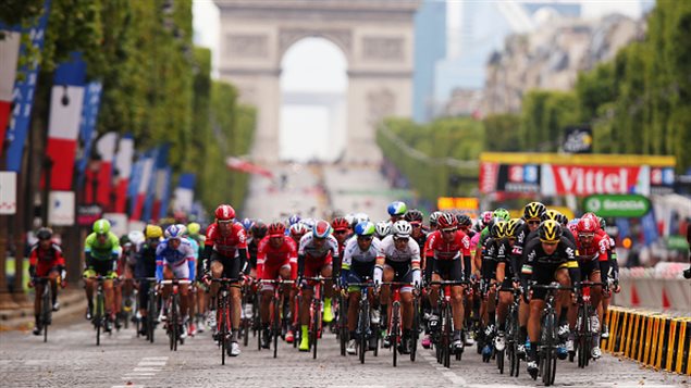 Le peloton sur les Champs-Élyséees en 2015 Le peloton sur les Champs-Élyséees en 2015