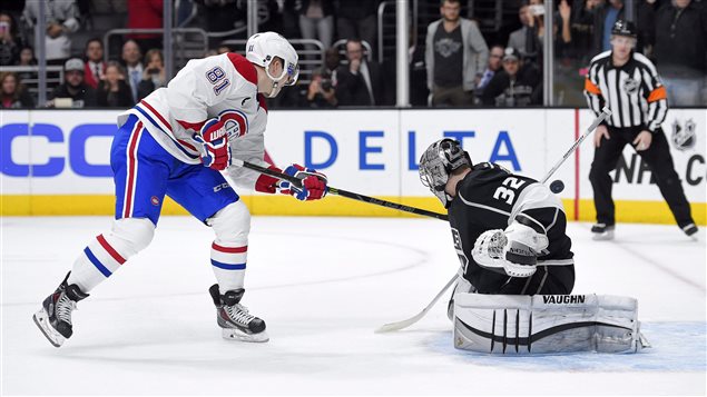 Lars Eller tente de déjouer Jonathan Quick. Lars Eller tente de déjouer Jonathan Quick.