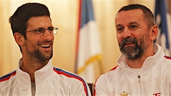 Novak Djokovic et le capitaine Bogdan Obradovic à la présentation de l'équipe serbe de Coupe Davis Novak Djokovic et le capitaine Bogdan Obradovic à la présentation de l'équipe serbe de Coupe Davis