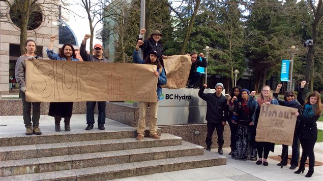 Des opposants au site C devant les locaux de BC Hydro au centre-ville de Vancouver. Des opposants au site C devant les locaux de BC Hydro au centre-ville de Vancouver.