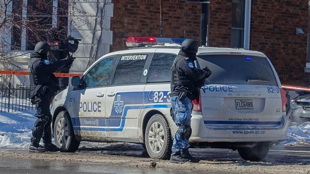 Une opération policière à l'angle de l'avenue des Érables et du boulevard Saint-Joseph. Une opération policière à l'angle de l'avenue des Érables et du boulevard Saint-Joseph.