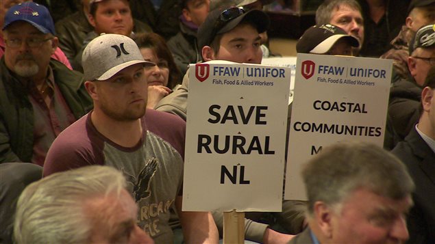 Des crevettiers à Terre-Neuve ont manifesté sur les lieux d'une réunion où on discutait d'une réduction possible de leurs quotas de crevette nordique. Des crevettiers à Terre-Neuve ont manifesté sur les lieux d'une réunion où on discutait d'une réduction possible de leurs quotas de crevette nordique.