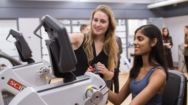 Des étudiants au Centre de recherche sur la santé mentale et l'activité physique de l'Université de Toronto Des étudiants au Centre de recherche sur la santé mentale et l'activité physique de l'Université de Toronto