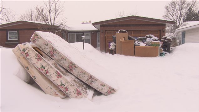 Les objets ont été placés dans la neige, devant la maison d'un résident d'Ottawa. Les objets ont été placés dans la neige, devant la maison d'un résident d'Ottawa.