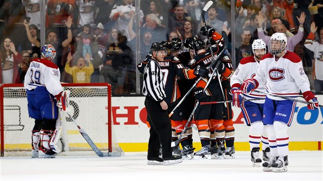 Les joueurs des Ducks célèbrent leur victoire. Les joueurs des Ducks célèbrent leur victoire.
