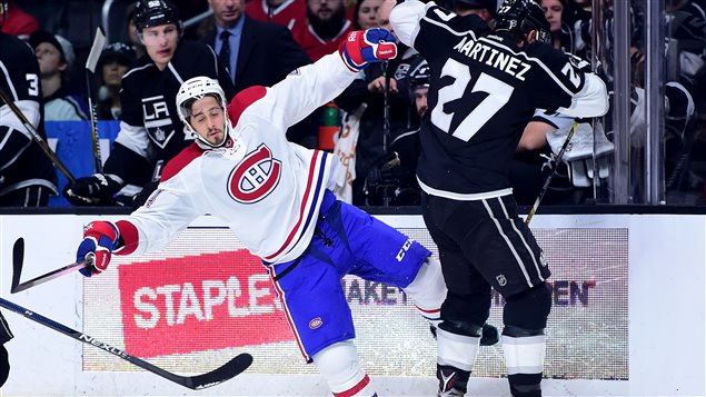 Phillip Danault et Alec Martinez entrent en contact en première période. Phillip Danault et Alec Martinez entrent en contact en première période.