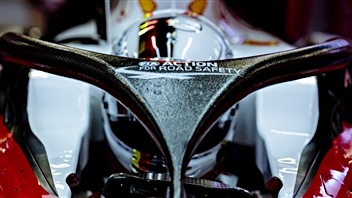 Le système de protection de l'habitacle fixé à la Ferrari de Sebastian Vettel Le système de protection de l'habitacle fixé à la Ferrari de Sebastian Vettel
