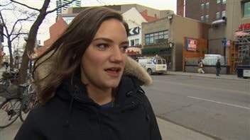 Jen Hatchard a démissionné de son poste de serveuse parce qu'on lui a dit qu'elle ne portait pas assez de bijoux. Jen Hatchard a démissionné de son poste de serveuse parce qu'on lui a dit qu'elle ne portait pas assez de bijoux.