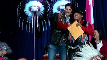 Justin Trudeau s'est prêté au jeu de l'égoportrait avec un membre de la nation Tsuut'ina. Justin Trudeau s'est prêté au jeu de l'égoportrait avec un membre de la nation Tsuut'ina.