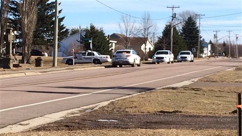Des policiers encerclent une maison jaune près de Pays de la Sagouine, à Bouctouche. Des policiers encerclent une maison jaune près de Pays de la Sagouine, à Bouctouche.