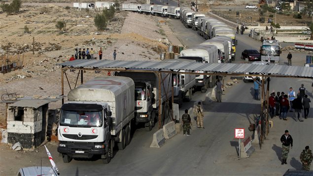 Un convoi du Croissant rouge arabe syrien arrive au camp de Wafideen, sous contrôle des forces gouvernementales, en route vers des quartiers de Douma contrôlés par les rebelles et assiégés par Damas. Un convoi du Croissant rouge arabe syrien arrive au camp de Wafideen, sous contrôle des forces gouvernementales, en route vers des quartiers de Douma contrôlés par les rebelles et assiégés par Damas.