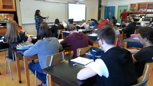 La classe de sciences de Maryse Tremblay en 4e secondaire à l'école Roger-Comtois de Québec La classe de sciences de Maryse Tremblay en 4e secondaire à l'école Roger-Comtois de Québec