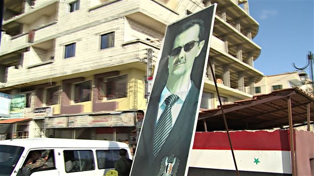 Portrait de Bachar Al-Assad affiché pendant une manifestation à Kerneh, dans la région de Tall Mnin Portrait de Bachar Al-Assad affiché pendant une manifestation à Kerneh, dans la région de Tall Mnin